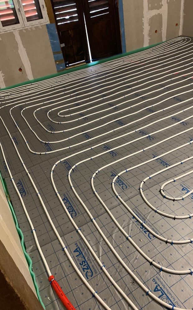 Schneckenförmig verlegte Heizrohre auf Systemplatten