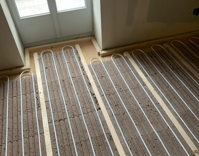 Trockensystem mit Heizrohren vor einer Fenstertür