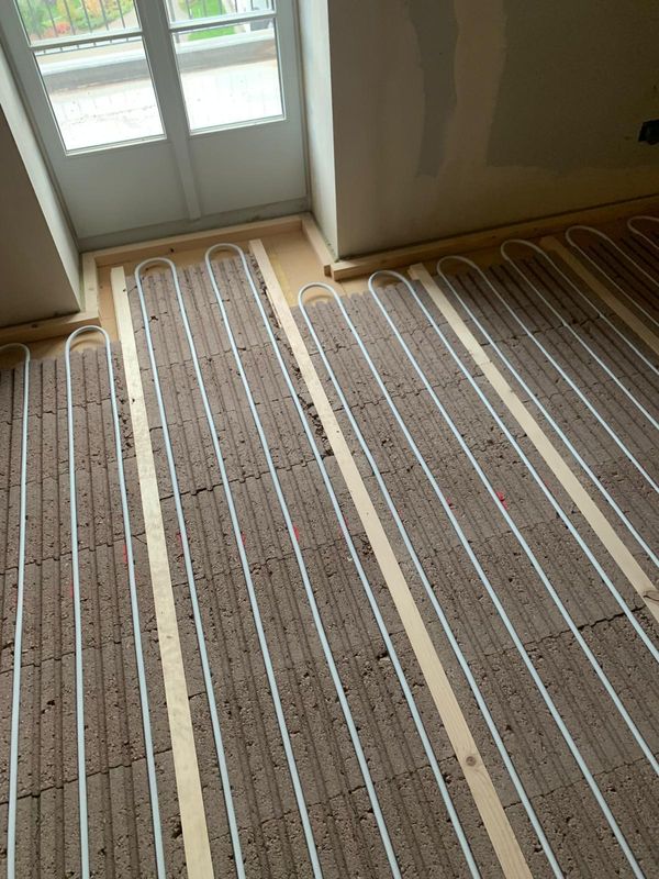 Heizrohre in Nutplatten vor der Fenstertür