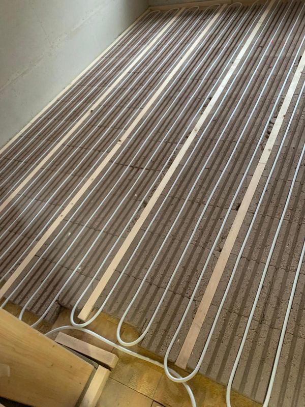 Nutplatten mit Heizrohren und Holzlatten