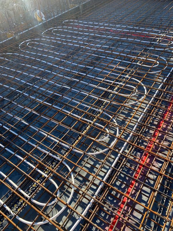 Heizrohre auf der Armierung vor dem Betonieren