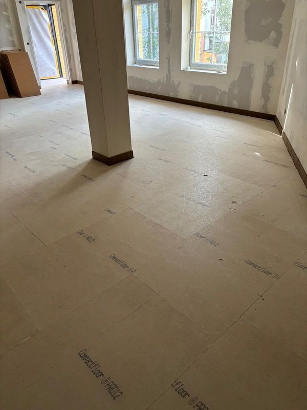 Abgedeckte Fläche, bereit für den Bodenbelag